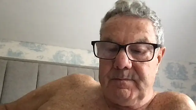 Snapshot of Oldpistolpete chatting on 11.04.25 Oldpistolpete online show from 11.04.25