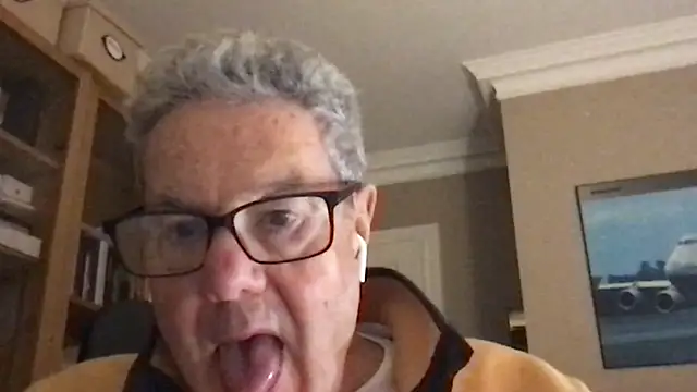 Snapshot of Oldpistolpete chatting on 11.12.25 Oldpistolpete online show from 11.12.25