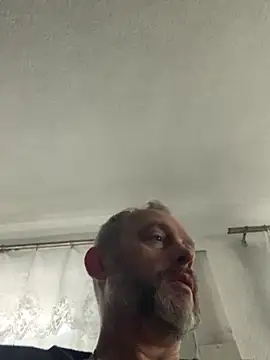 Snapshot of GHsveter chatting on 10.28.25 GHsveter online show from 10.28.25