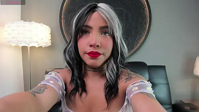 Snapshot of miss_vaiolette chatting on 01.11.25 miss vaiolette online show from 01.11.25