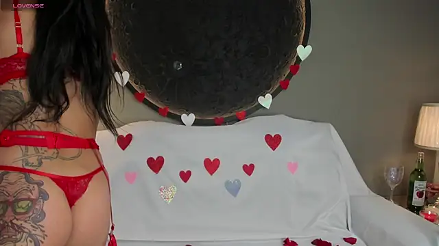 Snapshot of miss_vaiolette chatting on 02.14.25 miss vaiolette online show from 02.14.25