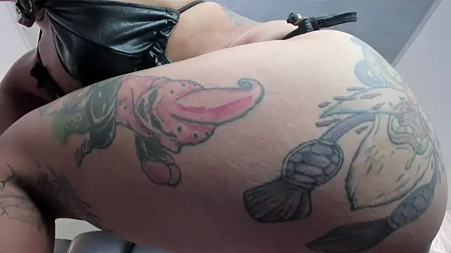 Snapshot of miss_vaiolette chatting on 02.18.25 miss vaiolette online show from 02.18.25