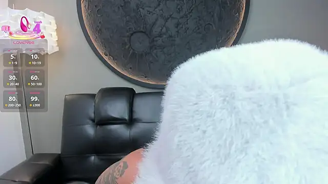 Snapshot of miss_vaiolette chatting on 03.18.25 miss vaiolette online show from 03.18.25