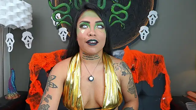 Snapshot of miss_vaiolette chatting on 10.31.25 miss vaiolette online show from 10.31.25