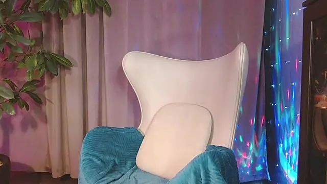 Snapshot of julia_renard chatting on 09.28.25 julia renard online show from 09.28.25