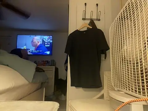 Snapshot of Dval1993 chatting on 10.20.25 Dval1993 online show from 10.20.25