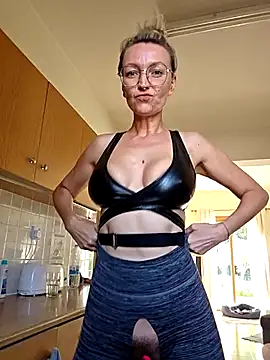 Snapshot of MissMialicious chatting on 10.23.25 MissMialicious online show from 10.23.25