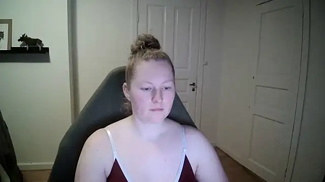 Snapshot of Girlnina-1995 chatting on 12.16.24 Girlnina-1995 online show from 12.16.24