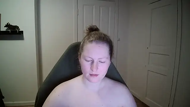 Snapshot of Girlnina-1995 chatting on 12.17.24 Girlnina-1995 online show from 12.17.24