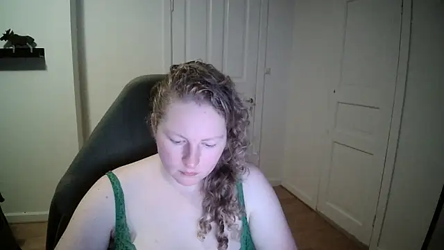 Snapshot of Girlnina-1995 chatting on 12.19.24 Girlnina-1995 online show from 12.19.24