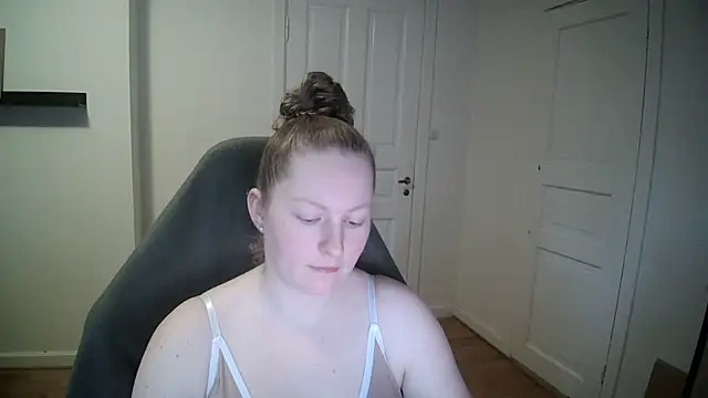 Snapshot of Girlnina-1995 chatting on 02.05.25 Girlnina-1995 online show from 02.05.25