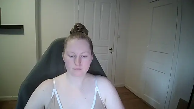 Snapshot of Girlnina-1995 chatting on 02.05.25 Girlnina-1995 online show from 02.05.25