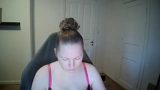 Snapshot of Girlnina-1995 chatting on 02.06.25 Girlnina-1995 online show from 02.06.25