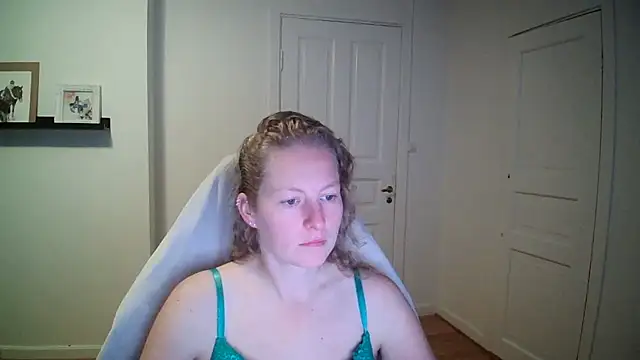 Snapshot of Girlnina-1995 chatting on 09.18.25 Girlnina-1995 online show from 09.18.25