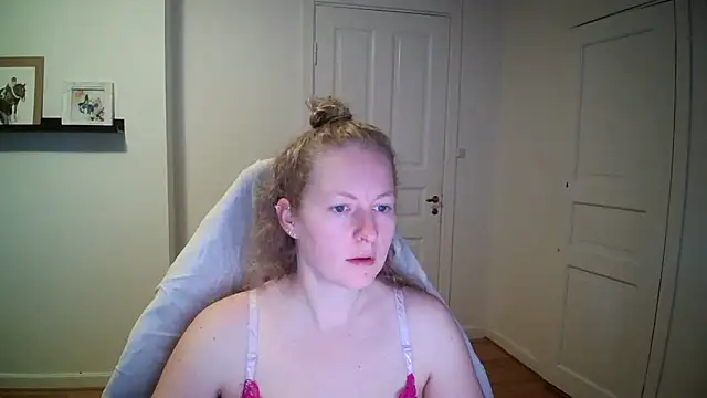 Snapshot of Girlnina-1995 chatting on 10.13.25 Girlnina-1995 online show from 10.13.25