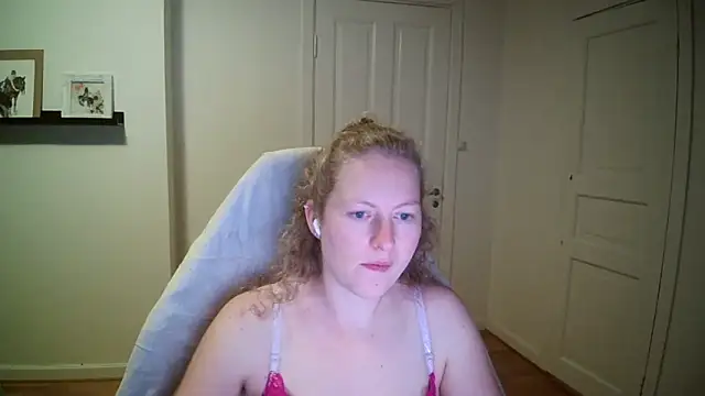 Snapshot of Girlnina-1995 chatting on 10.13.25 Girlnina-1995 online show from 10.13.25