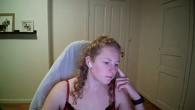 Snapshot of Girlnina-1995 chatting on 10.15.25 Girlnina-1995 online show from 10.15.25