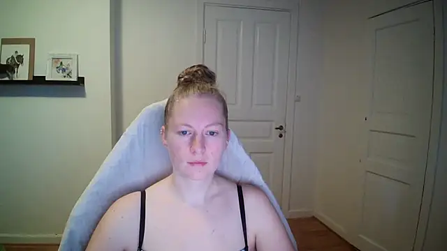 Snapshot of Girlnina-1995 chatting on 10.16.25 Girlnina-1995 online show from 10.16.25