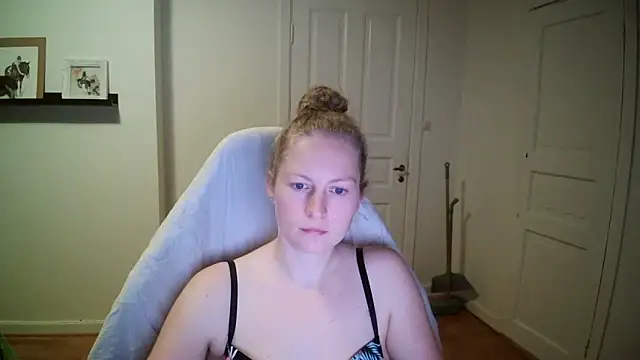 Snapshot of Girlnina-1995 chatting on 10.16.25 Girlnina-1995 online show from 10.16.25