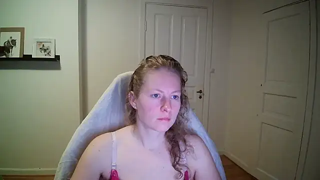 Snapshot of Girlnina-1995 chatting on 10.20.25 Girlnina-1995 online show from 10.20.25