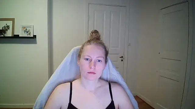 Snapshot of Girlnina-1995 chatting on 10.21.25 Girlnina-1995 online show from 10.21.25