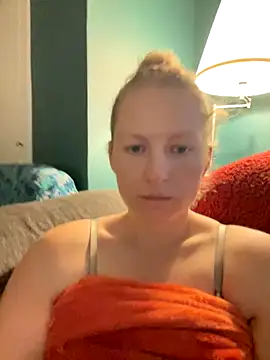 Snapshot of Girlnina-1995 chatting on 10.24.25 Girlnina-1995 online show from 10.24.25