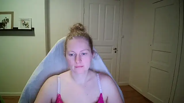 Snapshot of Girlnina-1995 chatting on 10.28.25 Girlnina-1995 online show from 10.28.25