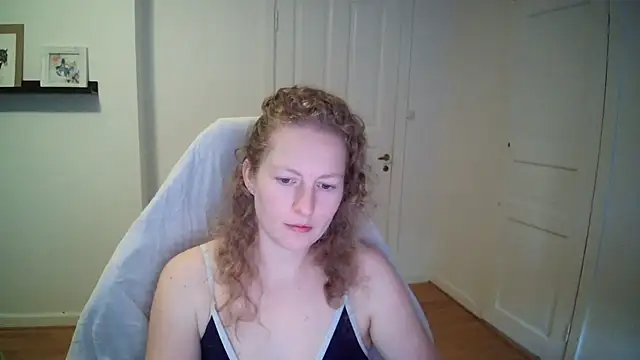 Snapshot of Girlnina-1995 chatting on 10.29.25 Girlnina-1995 online show from 10.29.25