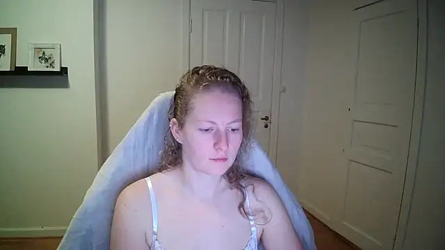 Snapshot of Girlnina-1995 chatting on 10.30.25 Girlnina-1995 online show from 10.30.25