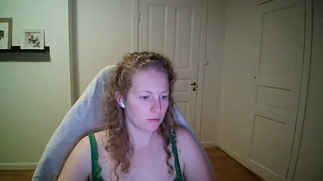 Snapshot of Girlnina-1995 chatting on 11.03.25 Girlnina-1995 online show from 11.03.25