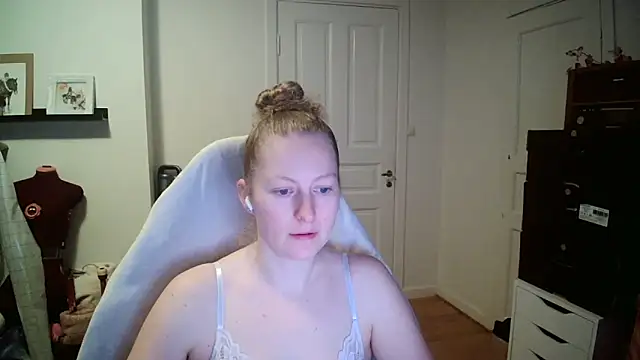 Girlnina-1995 online show from 12.18.25