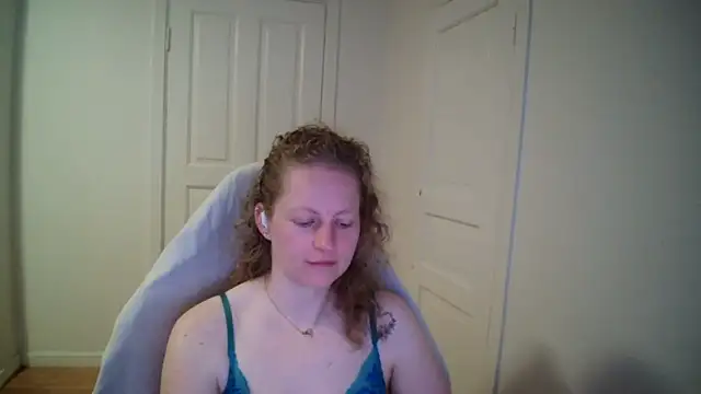Snapshot of Girlnina-1995 chatting on 04.22.26 Girlnina-1995 online show from 04.22.26