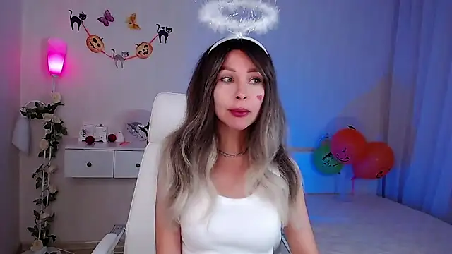 Snapshot of wendifoste chatting on 10.31.25 wendifoste online show from 10.31.25