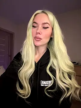 Snapshot of xDinnax chatting on 09.29.25 xDinnax online show from 09.29.25