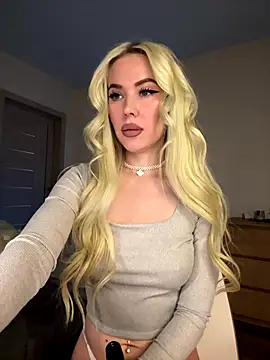 Snapshot of xDinnax chatting on 10.18.25 xDinnax online show from 10.18.25