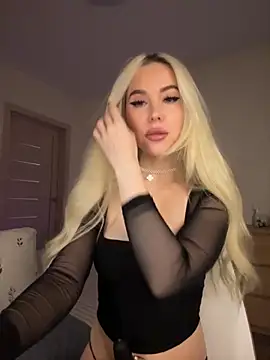 Snapshot of xDinnax chatting on 10.27.25 xDinnax online show from 10.27.25