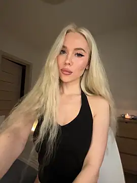 Snapshot of xDinnax chatting on 11.08.25 xDinnax online show from 11.08.25