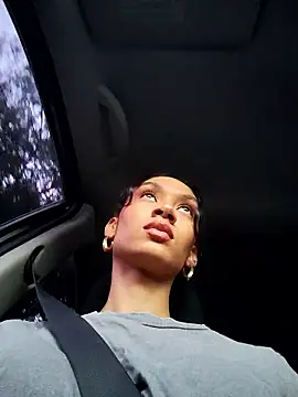 Snapshot of Leaberry chatting on 11.08.25 Leaberry online show from 11.08.25