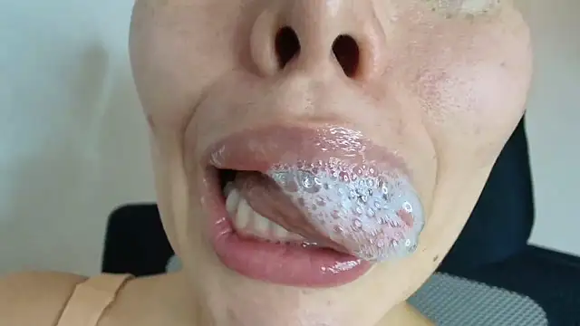 Snapshot of lisbet21x chatting on 09.29.25 lisbet21x online show from 09.29.25