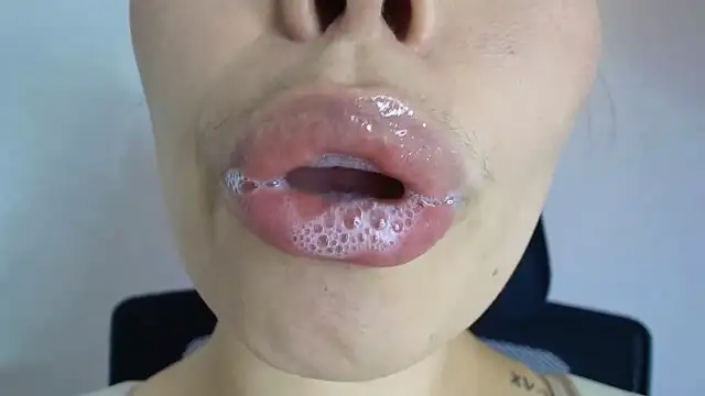 Snapshot of lisbet21x chatting on 10.28.25 lisbet21x online show from 10.28.25