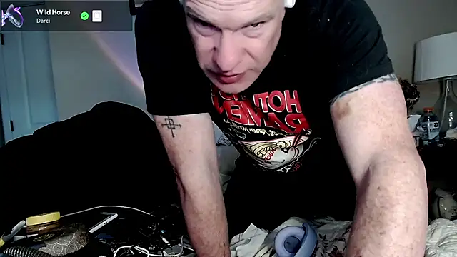 Snapshot of Snarfle82 chatting on 11.04.25 Snarfle82 online show from 11.04.25