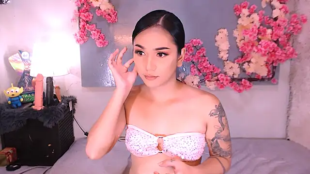 Snapshot of Oriental_Tiara chatting on 10.06.25 Oriental Tiara online show from 10.06.25