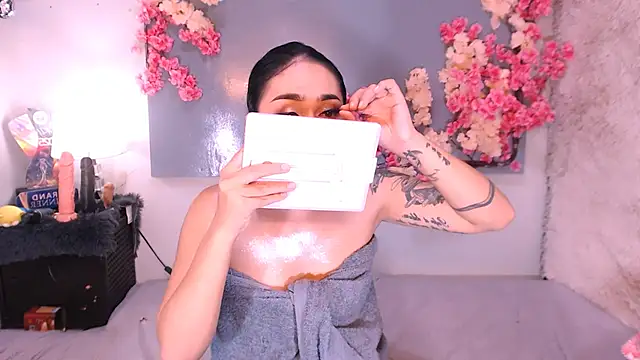 Snapshot of Oriental_Tiara chatting on 10.18.25 Oriental Tiara online show from 10.18.25