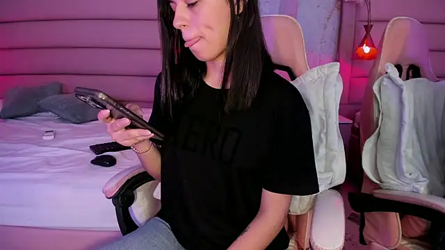 Snapshot of IvySanders1 chatting on 10.10.25 IvySanders1 online show from 10.10.25