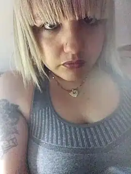 Snapshot of shaynarg chatting on 10.31.25 shaynarg online show from 10.31.25