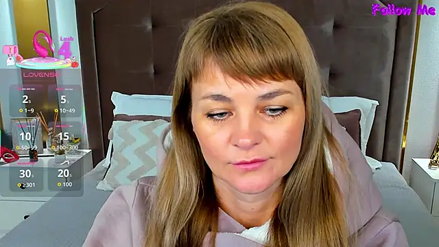 Snapshot of annasimonsj chatting on 10.15.25 annasimonsj online show from 10.15.25