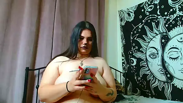 Snapshot of Thichslutxx chatting on 10.30.25 Thichslutxx online show from 10.30.25