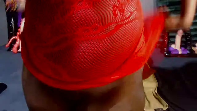 Snapshot of DarkNSpicy4U chatting on 10.06.25 DarkNSpicy4U online show from 10.06.25