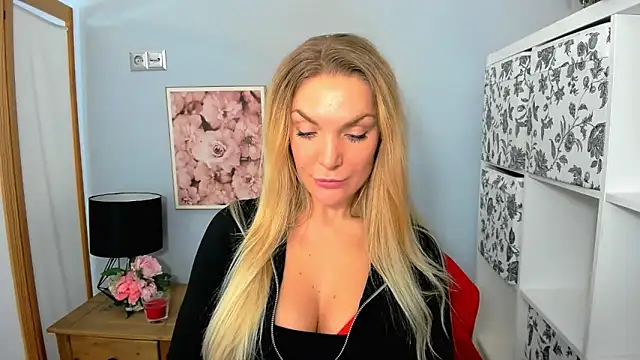 Snapshot of AulloraHoney chatting on 12.15.24 AulloraHoney online show from 12.15.24