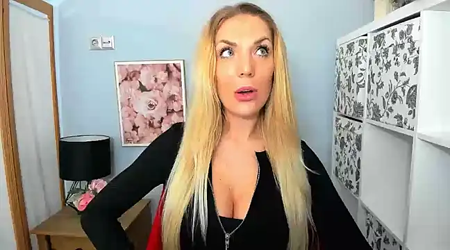 Snapshot of AulloraHoney chatting on 12.18.24 AulloraHoney online show from 12.18.24